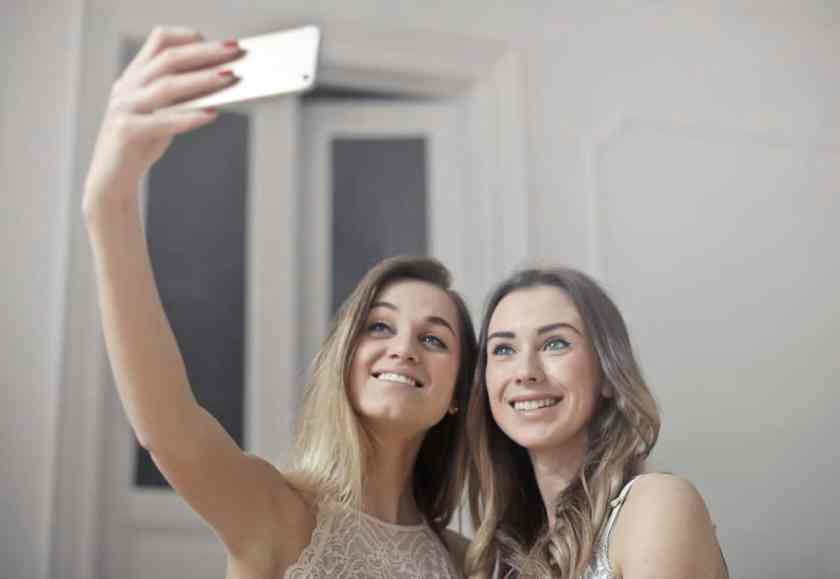 girls taking selfie for influencer marketing toronto